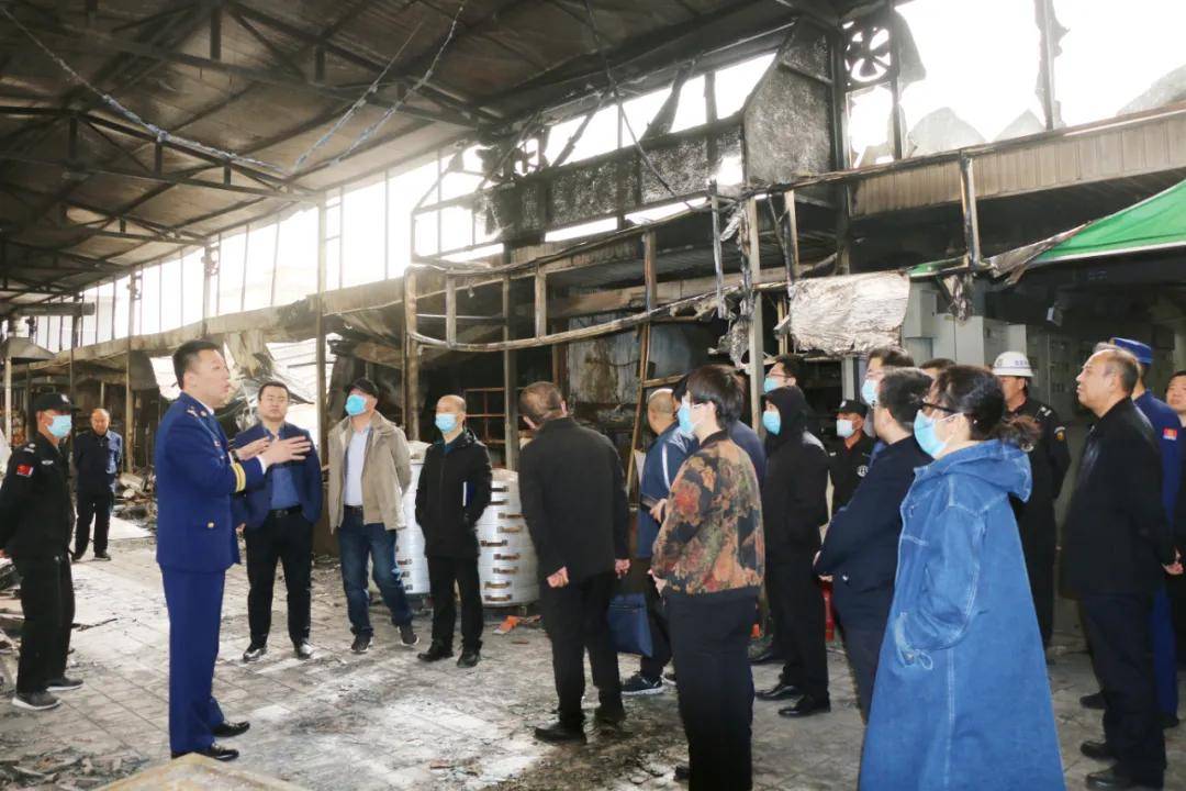 用心良苦火灾现场开警示教育会