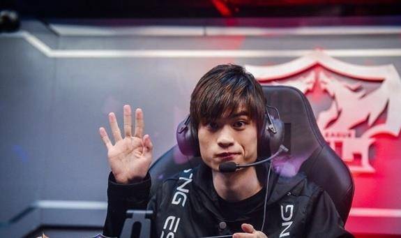 kpl:estar小渝重返采访席,首度回应暴风锐转辅助原因:他自愿的