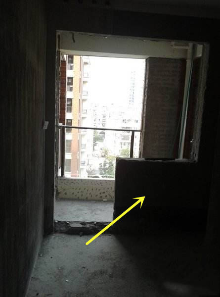 但师傅坚决反对:这阳台墙垛是承重的