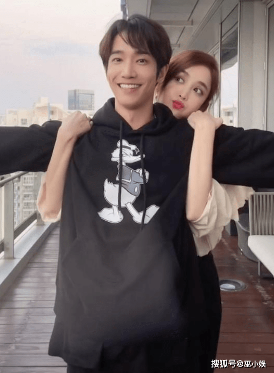 原创古力娜扎刘以豪恋情曝光两人上演甜蜜拥抱网传双方早在一起了