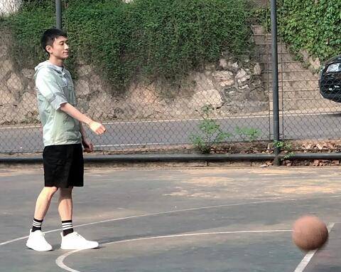 张一山在校园拍戏,连续多天上热搜,来看看张一山是怎么做到的!_篮球