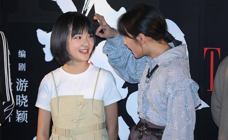 我的姐姐票房破亿张子枫帮王圣迪整理头发网友直呼爱了