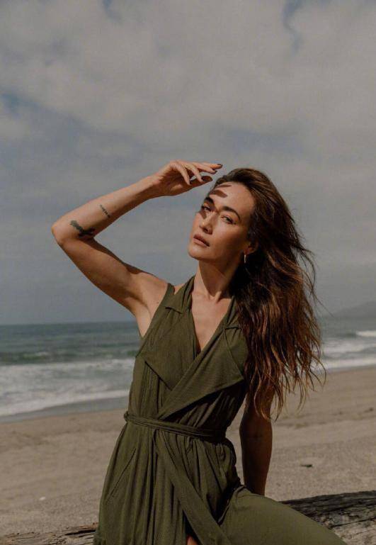 原创42岁maggieq状态绝了蜜色肌肤配绿色吊带裙太美眼神迷离深邃