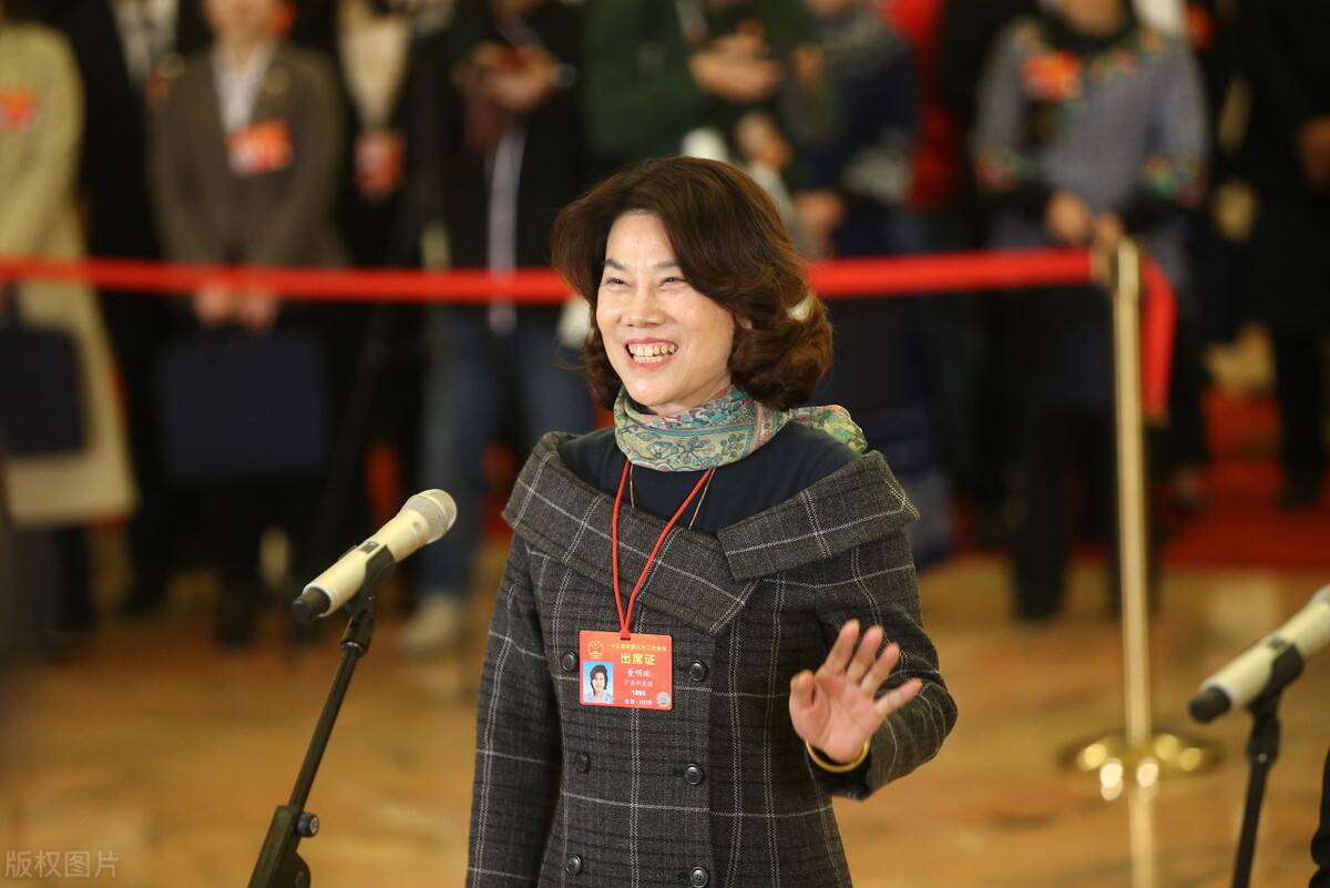 她成为女首富身家750亿,多人接掌千亿企业_程雪