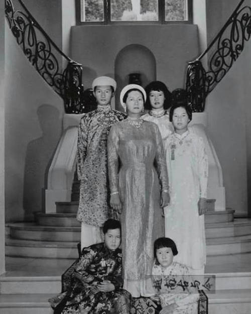 阮友兰美到让皇帝一见钟情违背祖训立为皇后晚年不看她一眼