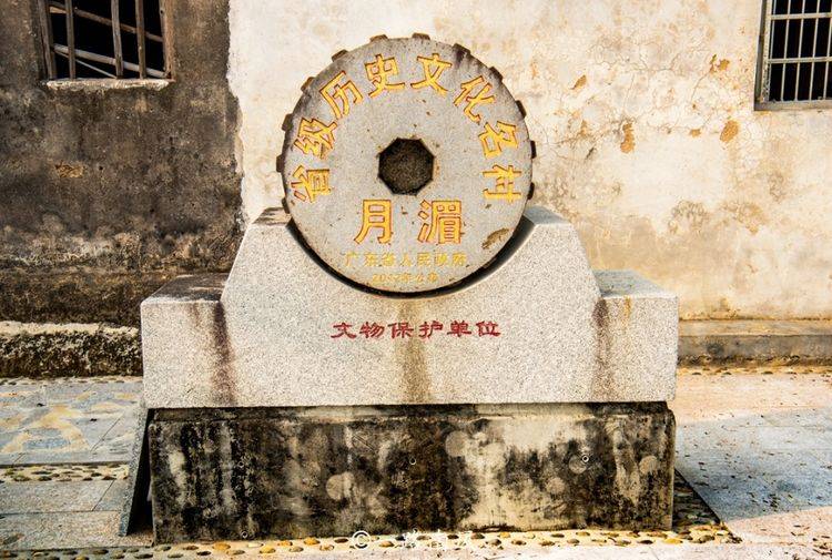 广东潮汕地区有座传奇古村，人类离开之后，断壁残垣像电影片场
