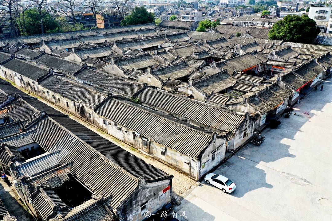 素有"民间小故宫"之称,暗合"潮汕厝,皇宫起"一说,"厝"是房子的意思