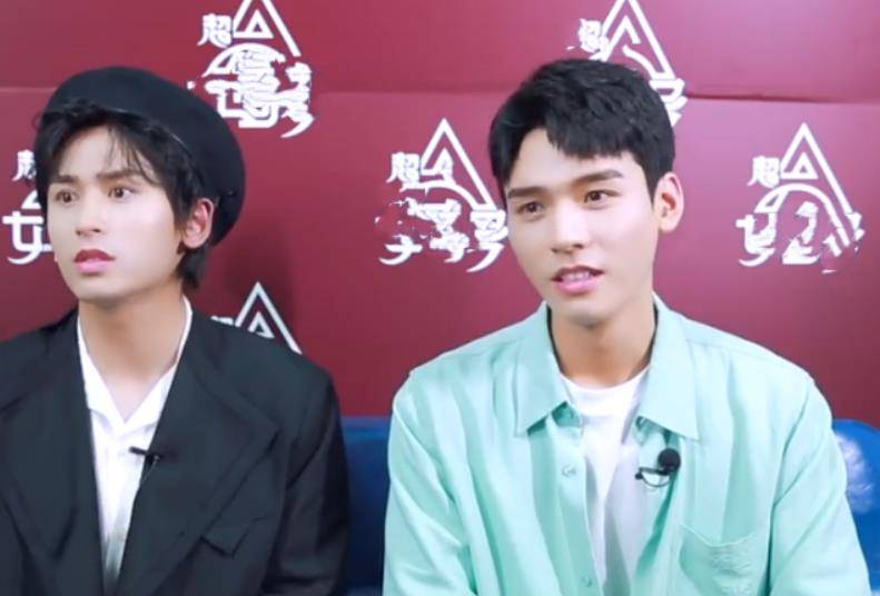 龚俊张哲瀚同框接受采访,看到他们的举动,羡慕了