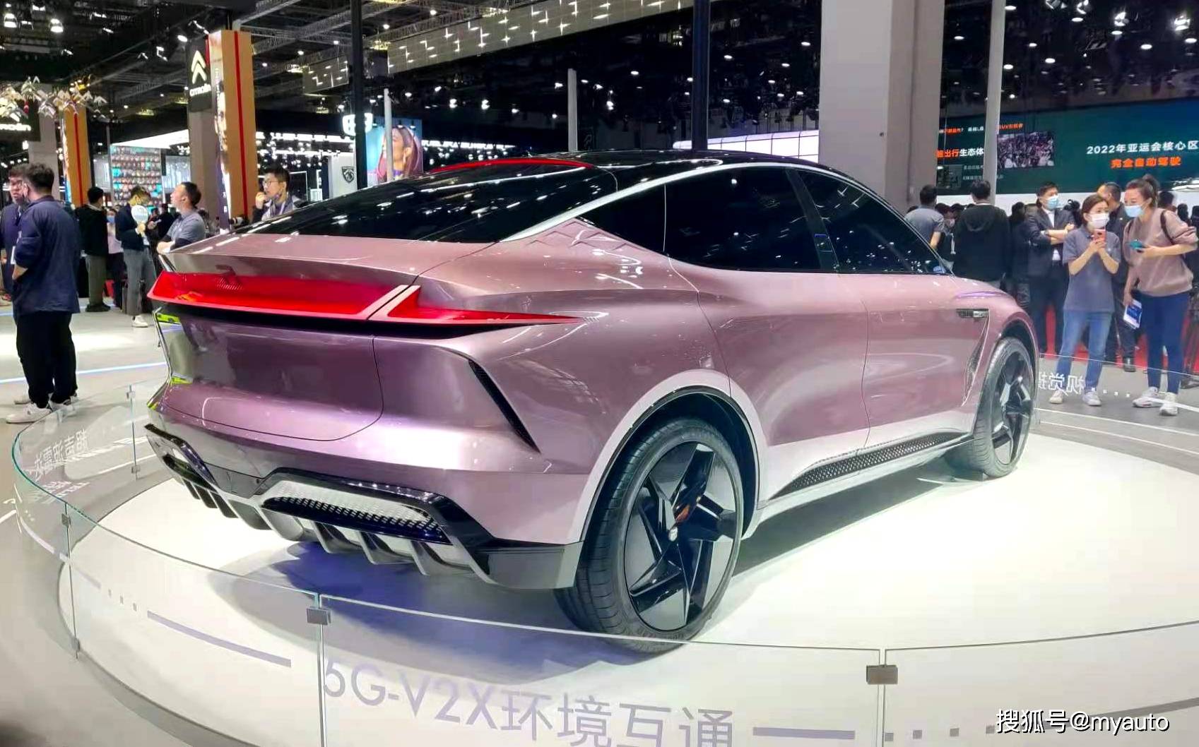 上汽r全新概念车es33来了 样子很棒还买什么特斯拉 车展