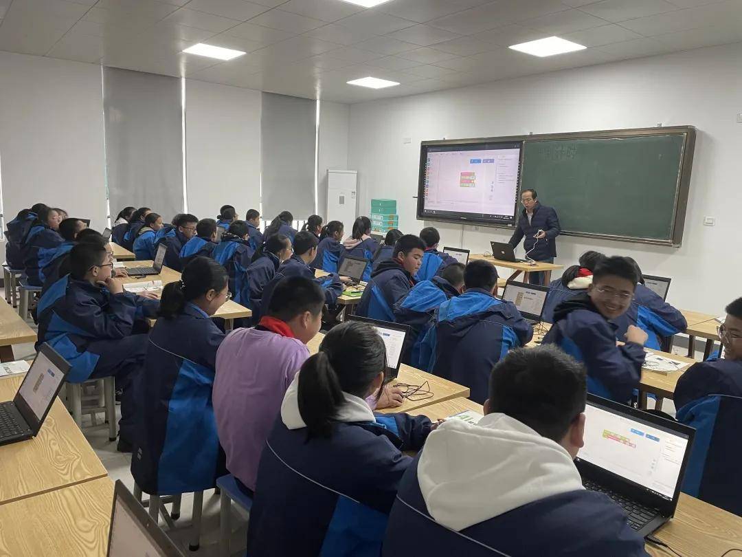 自从人工智能课程走进塘栖三中,不仅锻炼了学生的动手能力,更为重要的