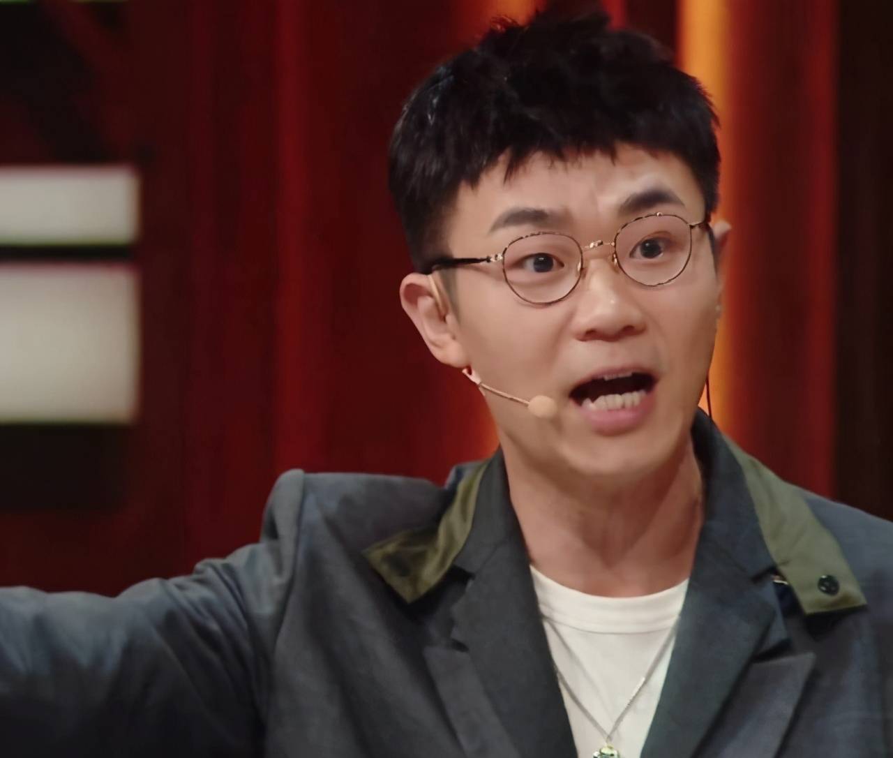 很多网友表示,大鹏看来是已经忘记了自己是主持人,每次的发言都是阴阳