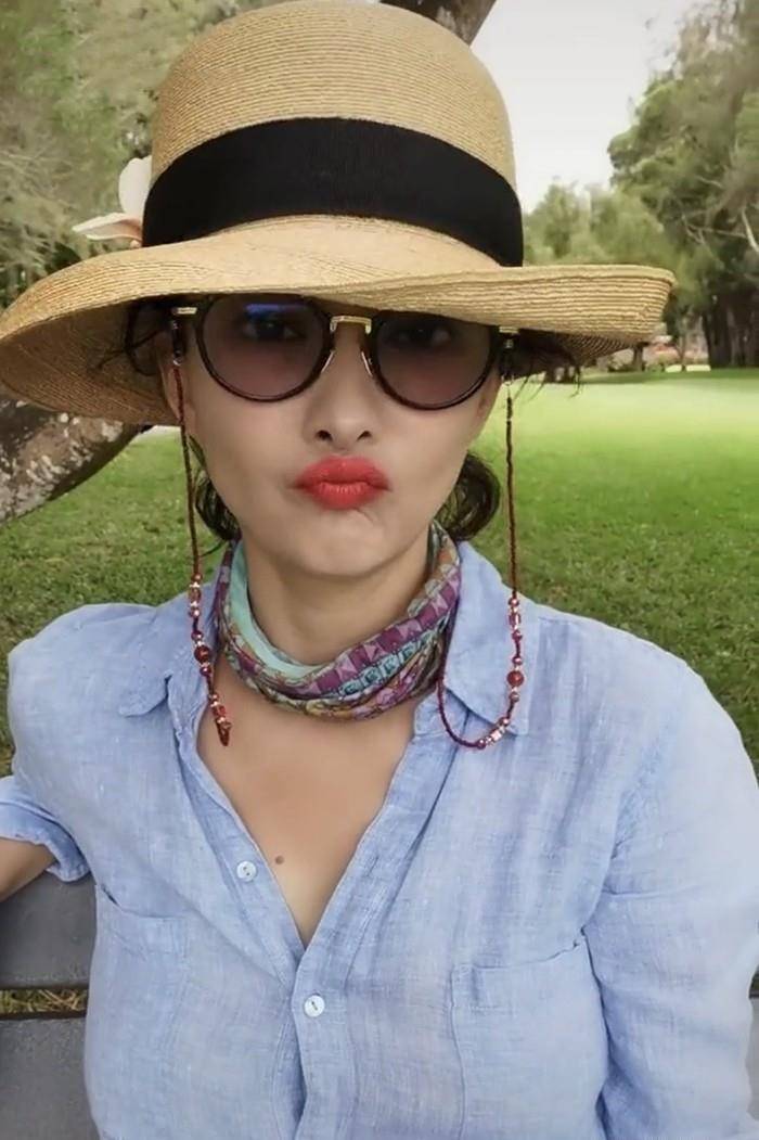 原创47岁牛莉真胆大穿衬衫故意少系两颗纽扣雪白事业线太撩人