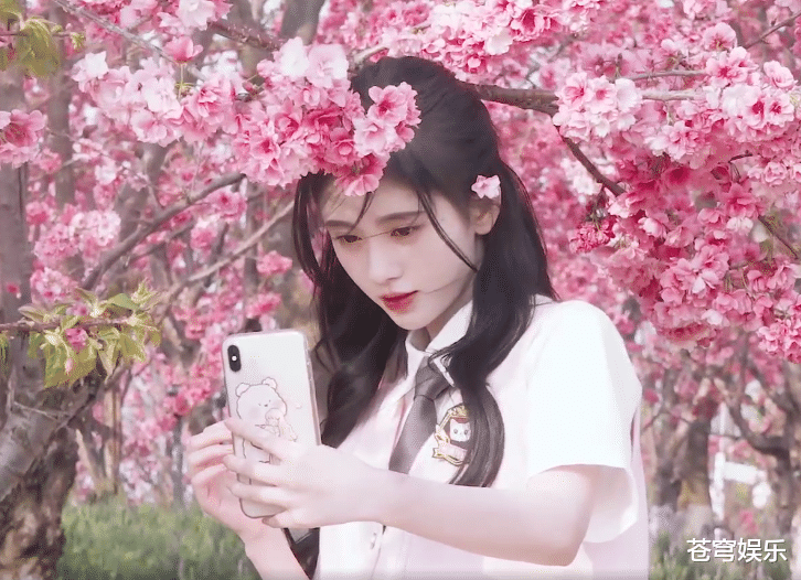 鞠婧祎在樱花林中头发随风飘散,特别有感觉了.