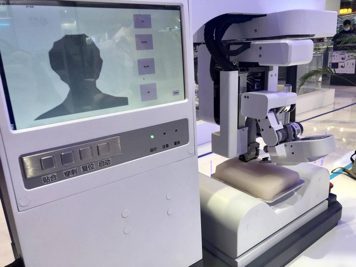 世界首款全自动智能采血机器人问世,开启医疗领域新纪元