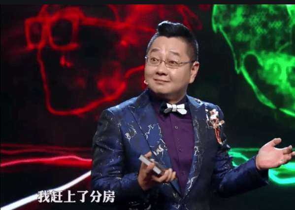 曾是央视著名主持人,却因一场主持被罢免,如今却成为综艺老大哥