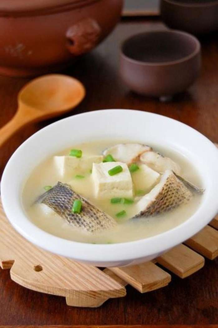 4,将炖煮的鱼汤倒入1.