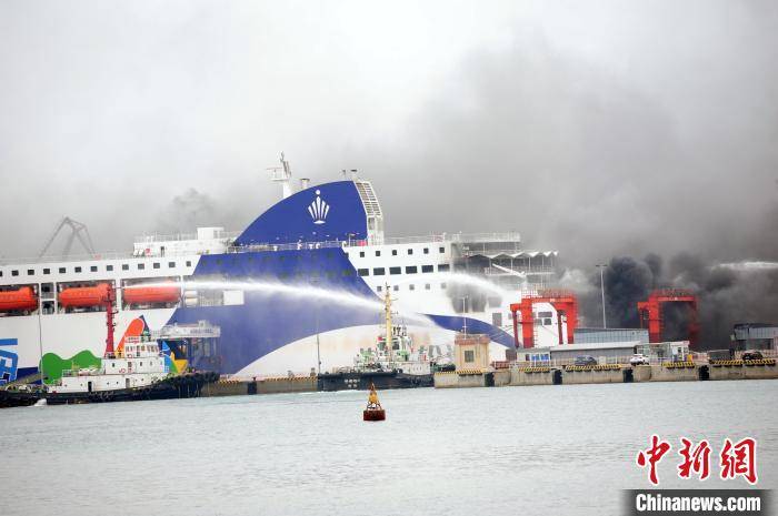 一客货滚装船行驶途中舱内货车冒烟返威海港后爆燃