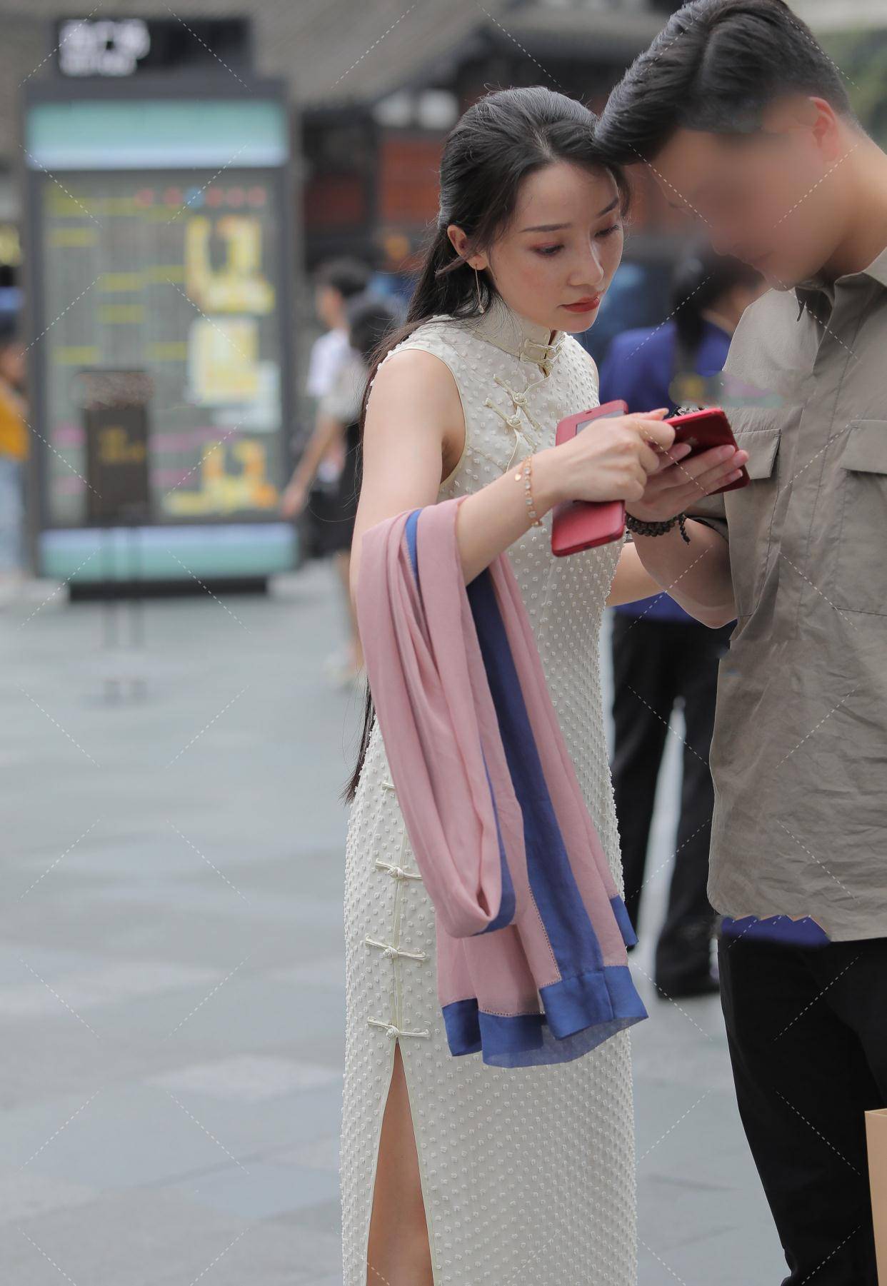 白色立体波点旗袍搭配银色高跟鞋性感优雅尽显古典美