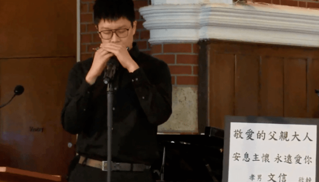 原创廖启智丧礼现场曝光让人泪奔妻子痛悼亡夫两儿子吹口琴送别父亲
