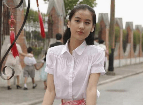 当年周星驰的《少林足球》正在进行海选,17岁的李卉凭着甜美的外表