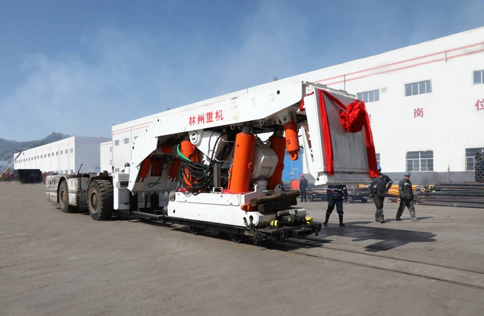 5m,走向长度2720m,将安装123架液压支架,前后刮板运输机各一部,采煤机