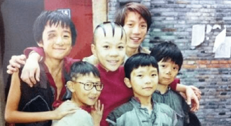 21年前的“三毛”？如今长发戴眼镜，帅气样子好像欧巴！