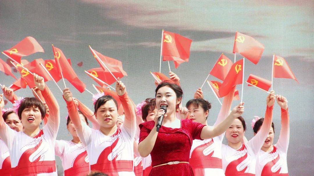 宜都松木坪镇:杜鹃花开 千人唱红歌