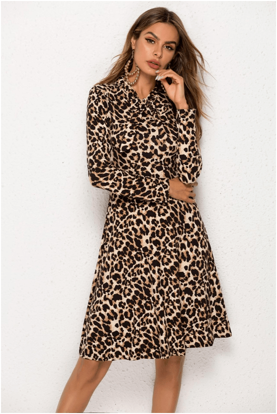 郭晶晶穿衣用力过猛,红色豹纹裙显老又土气,还不如婆婆朱玲玲_元素