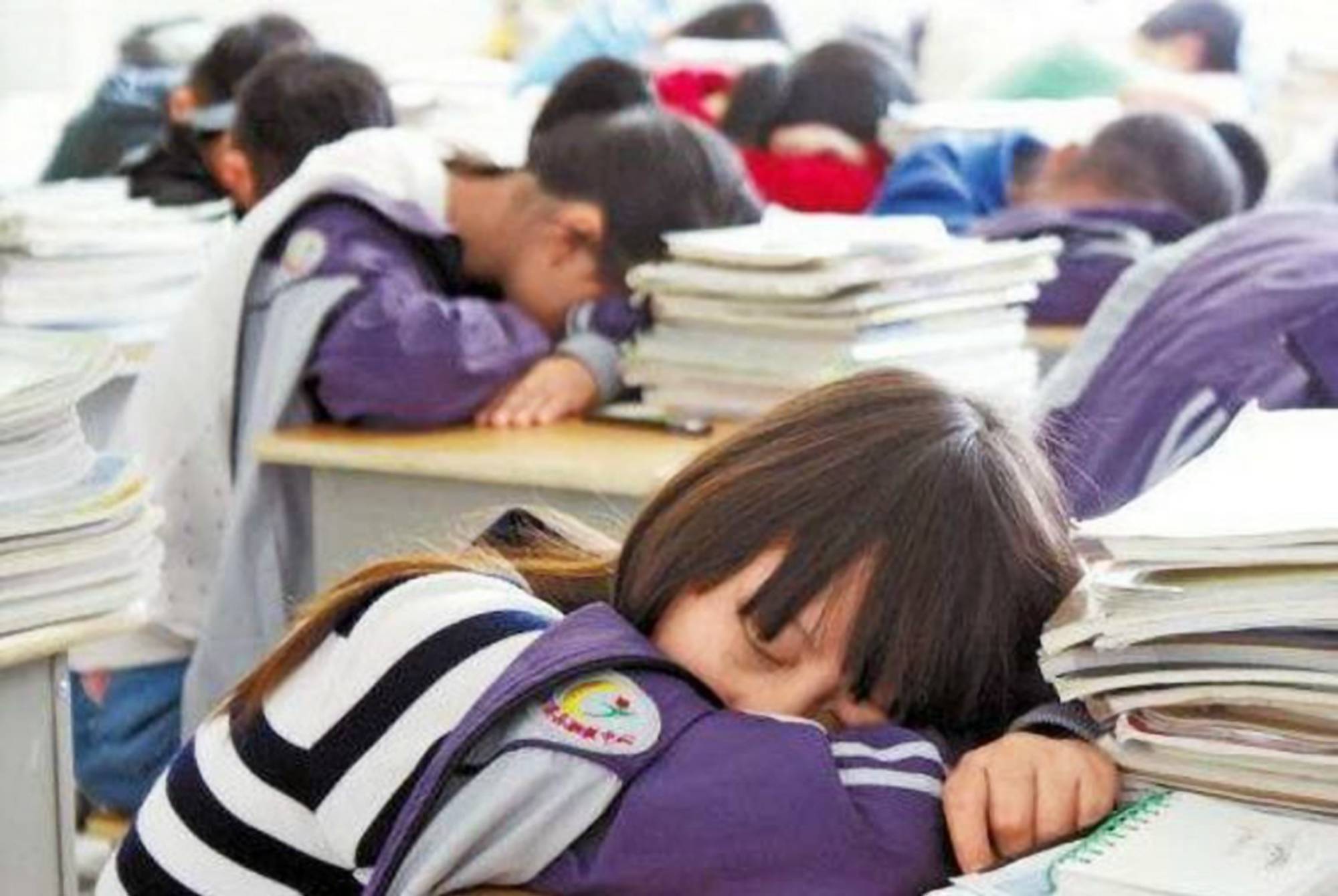 老师安慰学生打扑