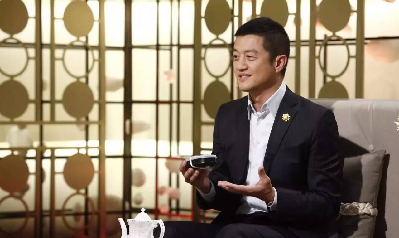 李亚鹏和女友金喜外出,目前感情稳定,女儿李嫣清空社交平台