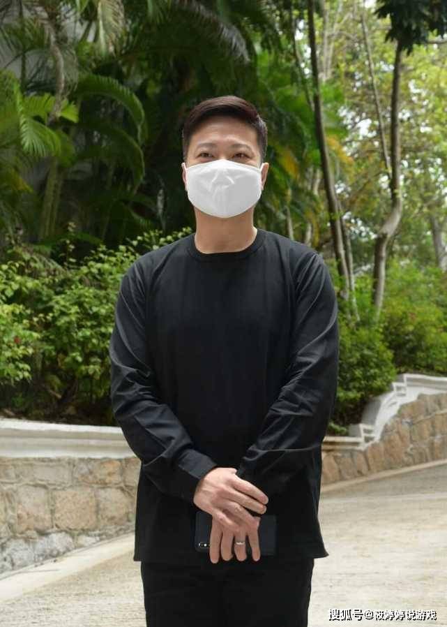 智叔夫人陈敏儿与兄弟俩(大儿子廖文哲,次子廖文信)坐灰黑色殡仪车