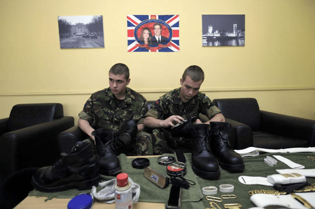 英国皇家卫队有5个近卫步兵团,身穿红色制服,士兵军衔全解析