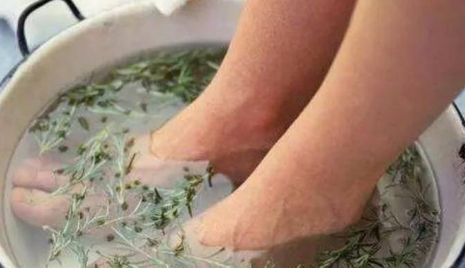 晚上几点洗脚 c35fb105801347f5835931f2b992a568.jpeg