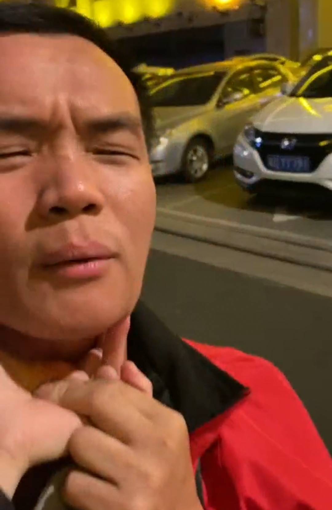 小伙子看上去年纪不大从小伙的猥琐行为判断他显然是在取向上有偏差