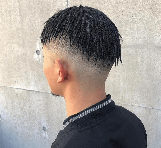 除了纹理烫,还有更加有个性的黑人烫,烫完就像一根根的小辫子一样