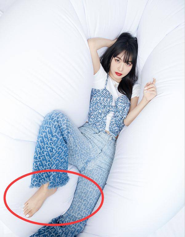 李菲儿为显撩脱鞋拍照,却被修图师坑惨了,脚趾状态不敢看第二眼_手机