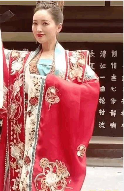 原创金莎穿汉服走秀生图让人梦回吕素穿着华丽为何引众嘲
