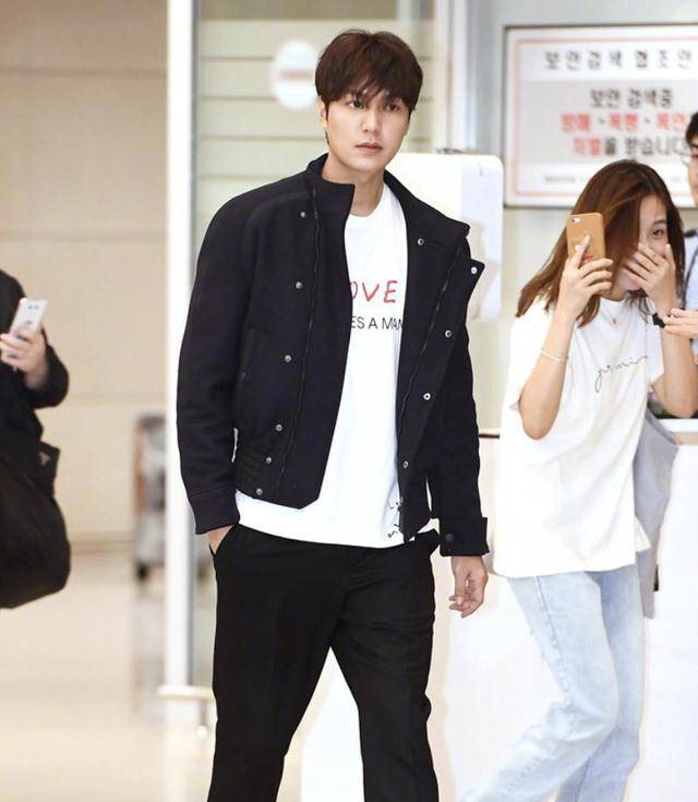 原创李敏镐的休闲穿搭内长外短时尚感出众简单又经典