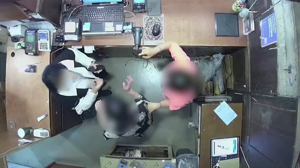 相雪秋在这家服装店逛了一个多小时,并试穿了多