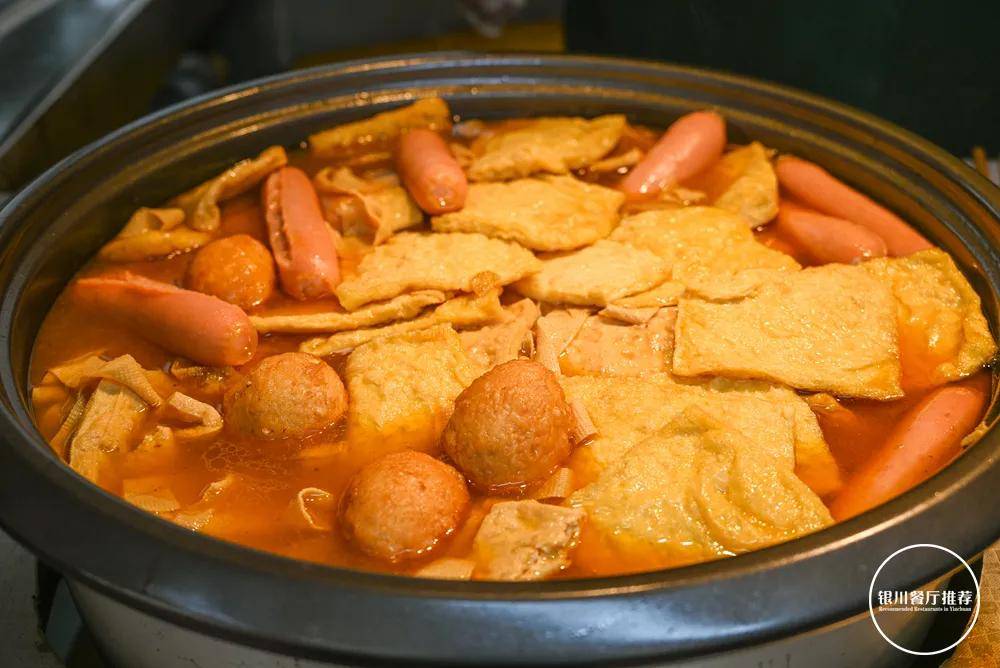 劲道的烙馍皮加上秘制酱,和虎皮蛋,豆腐,豆腐皮这些在锅里煨着的卤菜