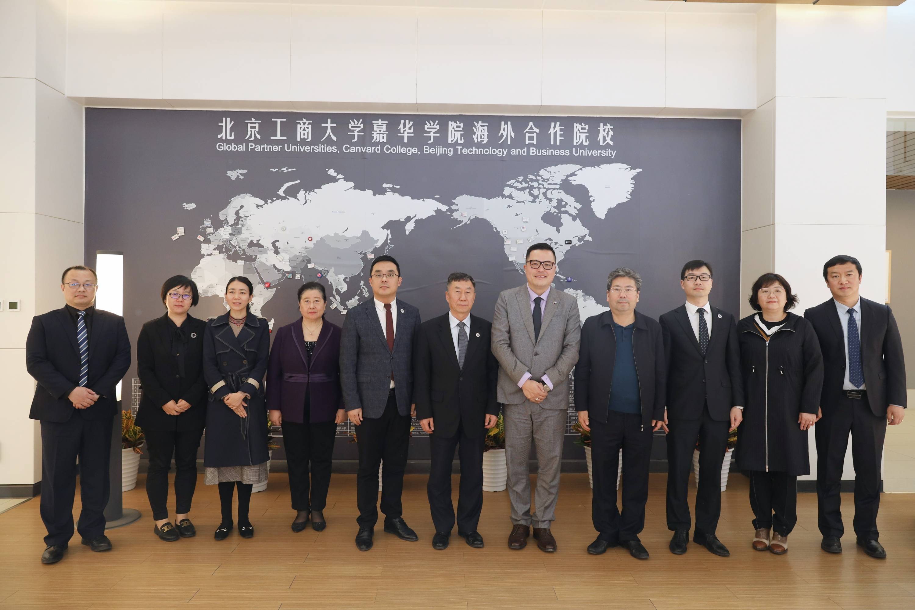 迪肯大学协理副校长沈伟教授访问嘉华学院并受聘为客座教授