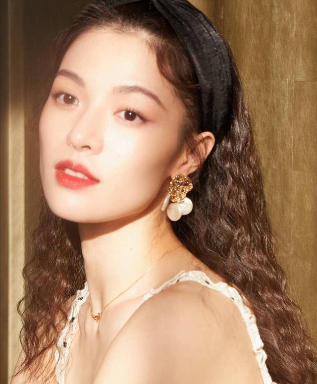 原创钟楚曦走复古港风被网友调侃长得像萧敬腾野生眉太英气了