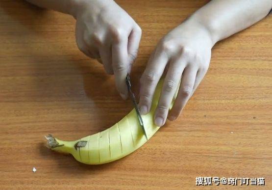 如何正确的剥香蕉 badfa2b7c8a64af7bdccfaee2216ffad.jpeg