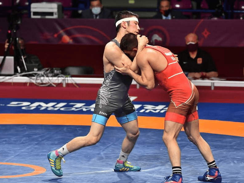 俄罗斯选手马戈梅多夫获得61公斤级摔跤夺冠