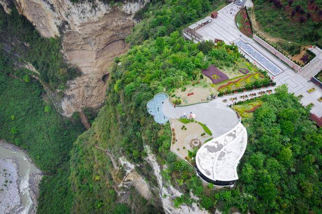 原创鸡鸣三省脚底下是万丈深渊航拍起来可以看到公鸡图案