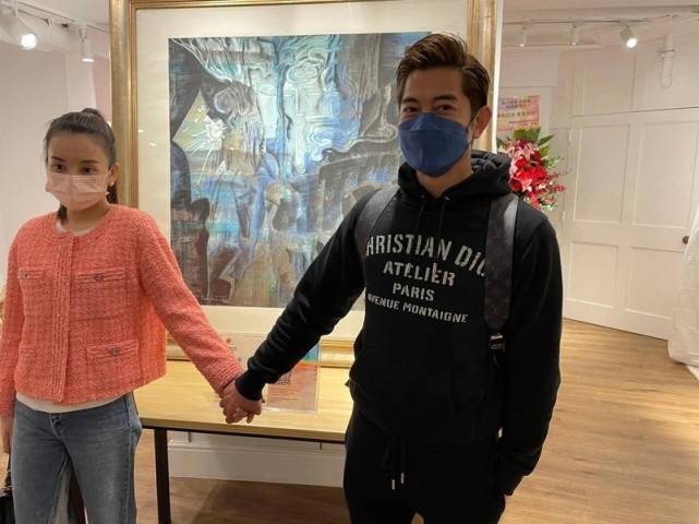 方媛深夜晒母女同框,单手抱娃妈妈力max
