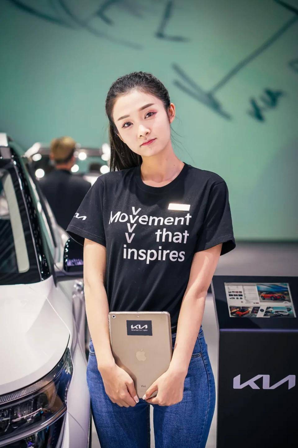 点击进入看图评论 图赏:上海车展上的车模小姐姐们(图15)