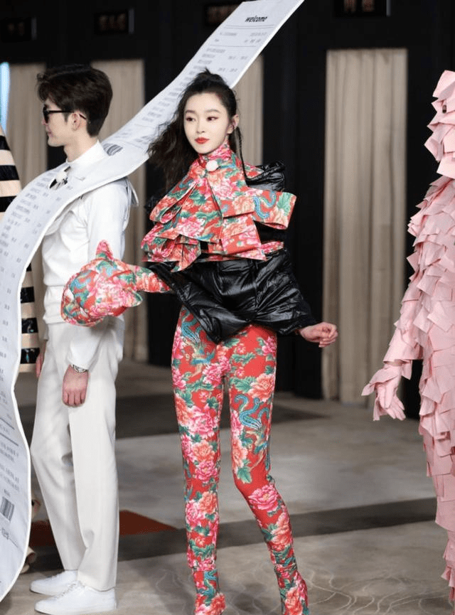 宋轶穿"东北花袄"走秀,变猫女大秀曲线,果然美穿啥都不土
