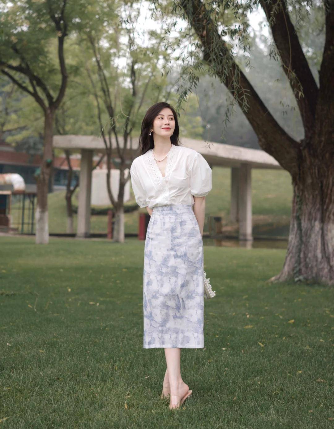 张萌真是天生的魅力女神,穿搭黑色抹胸紧身裙,40岁依旧不显老