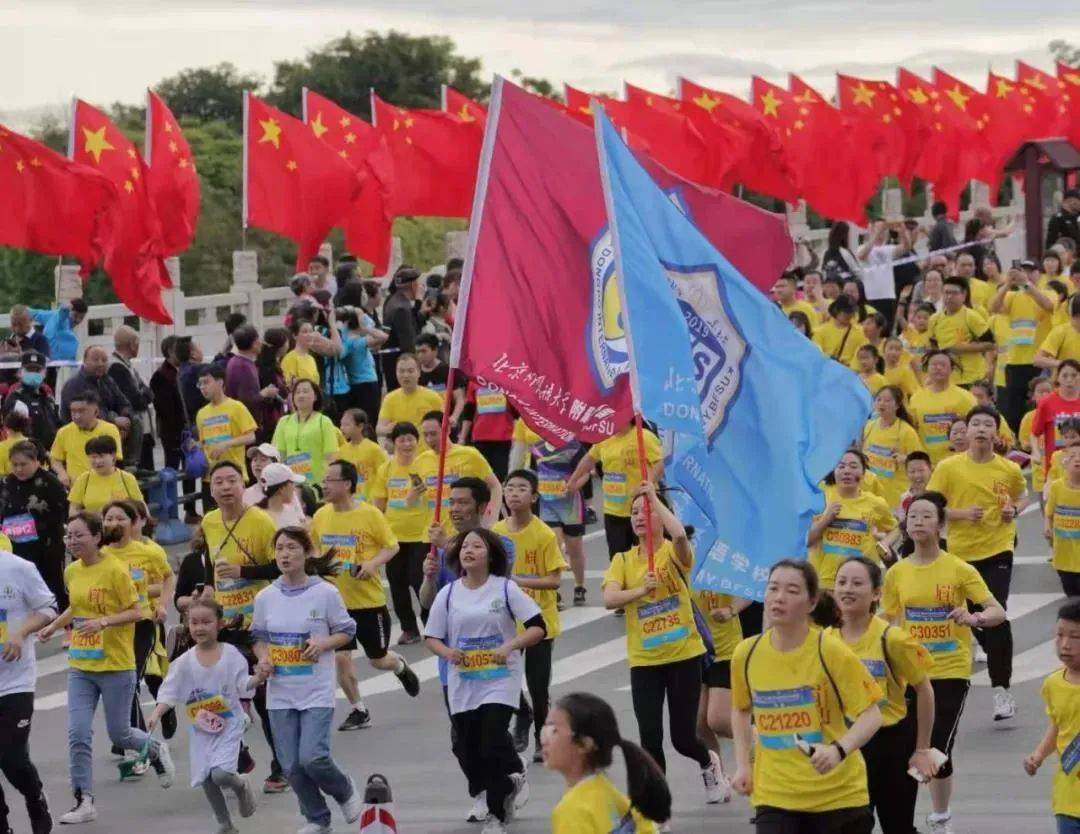 2021眉山东坡半程马拉松鸣枪开跑15000名跑者有点甜
